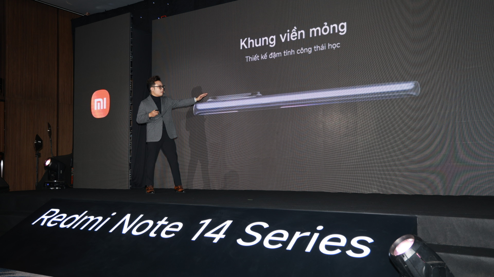 Ngôn ngữ thiết kế độc bản cùng với khung viền đạt chuẩn công thái học trên Redmi Note 14 Series. 