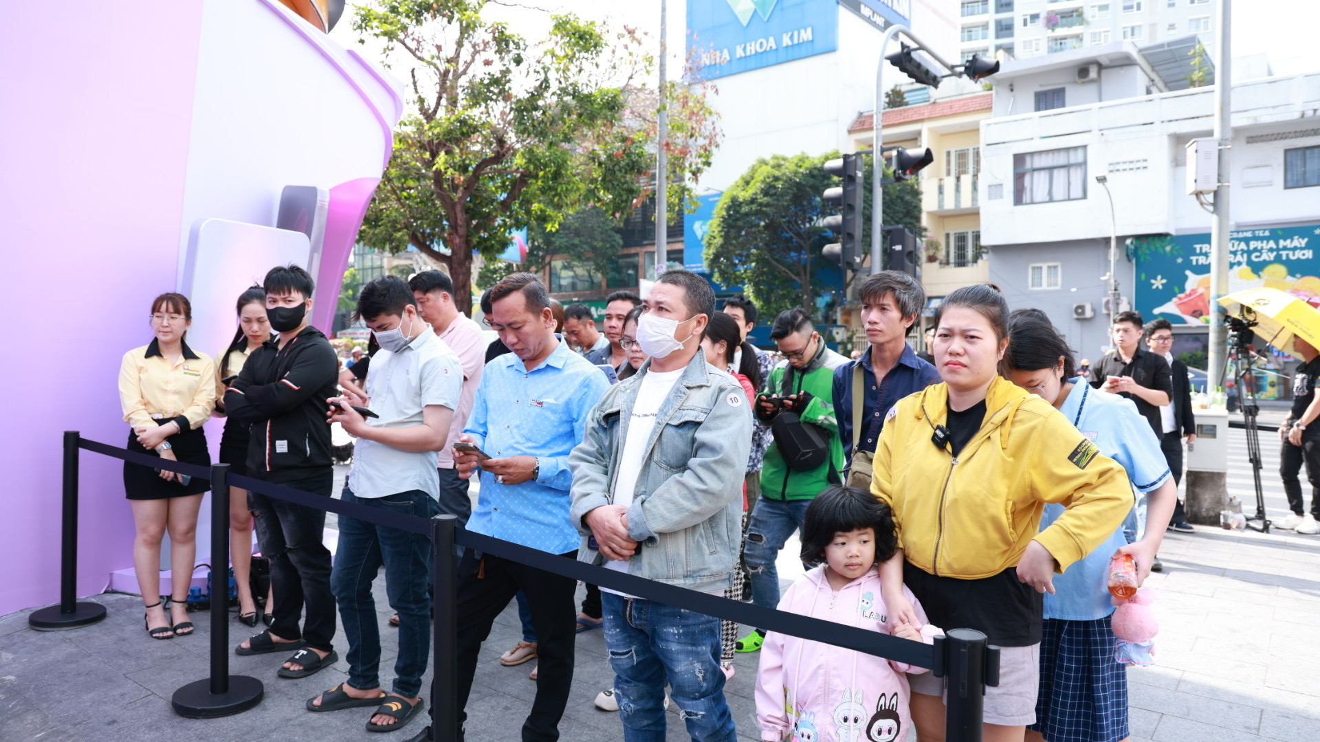 Không khí náo nhiệt và sôi động của các khách hàng đang mong đợi được sở hữu OPPO Reno13 Series.