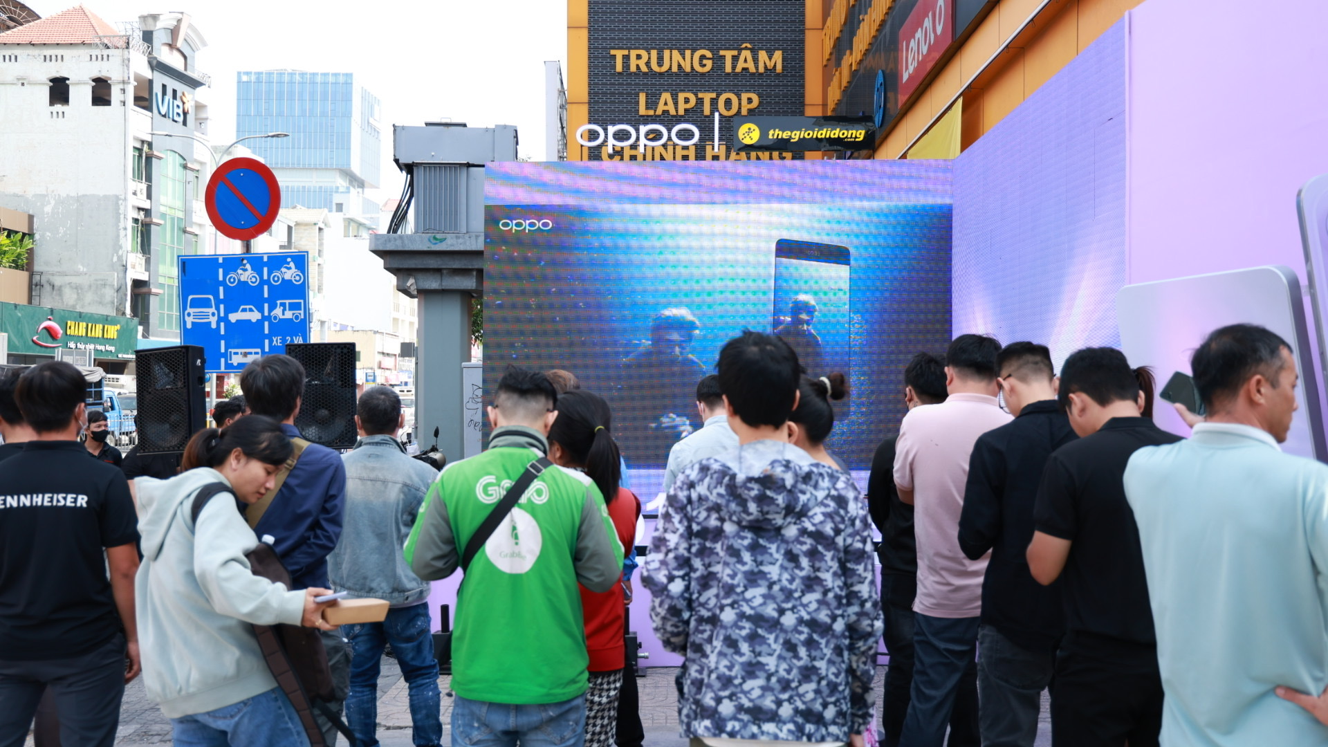 Không khí náo nhiệt và sôi động của các khách hàng đang mong đợi được sở hữu OPPO Reno13 Series.