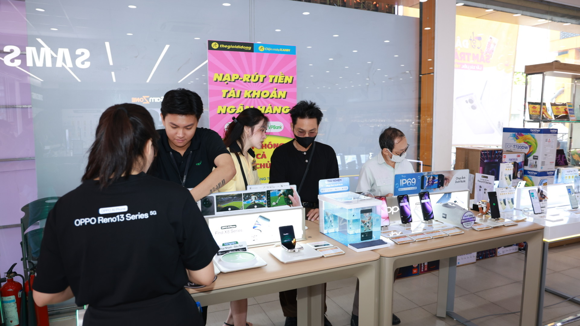 Khu vực quầy checkin đang tất bật chuẩn bị để chào đón những khách hàng đầu tiên đến sự kiện. 