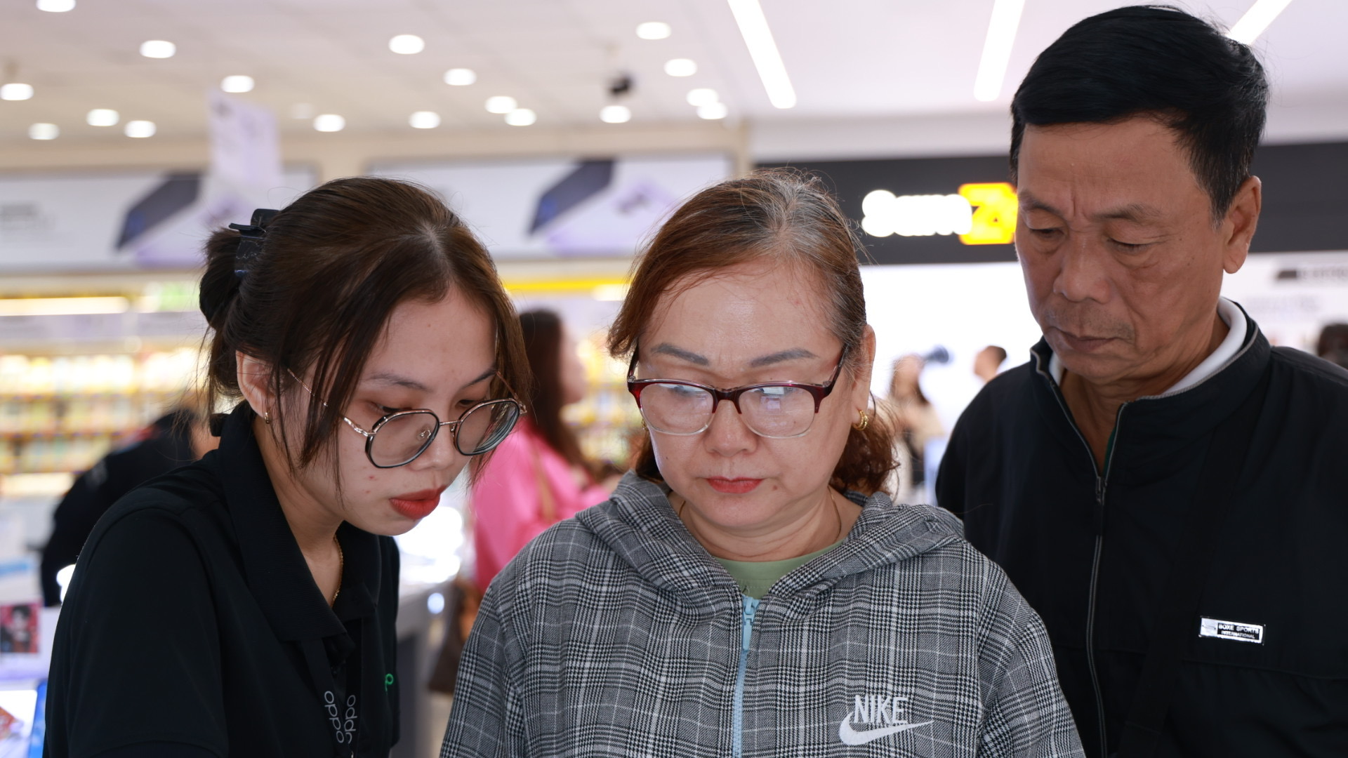 Những khách hàng đầu tiên được trên tay trải nghiệm siêu phẩm OPPO Reno13 Series.