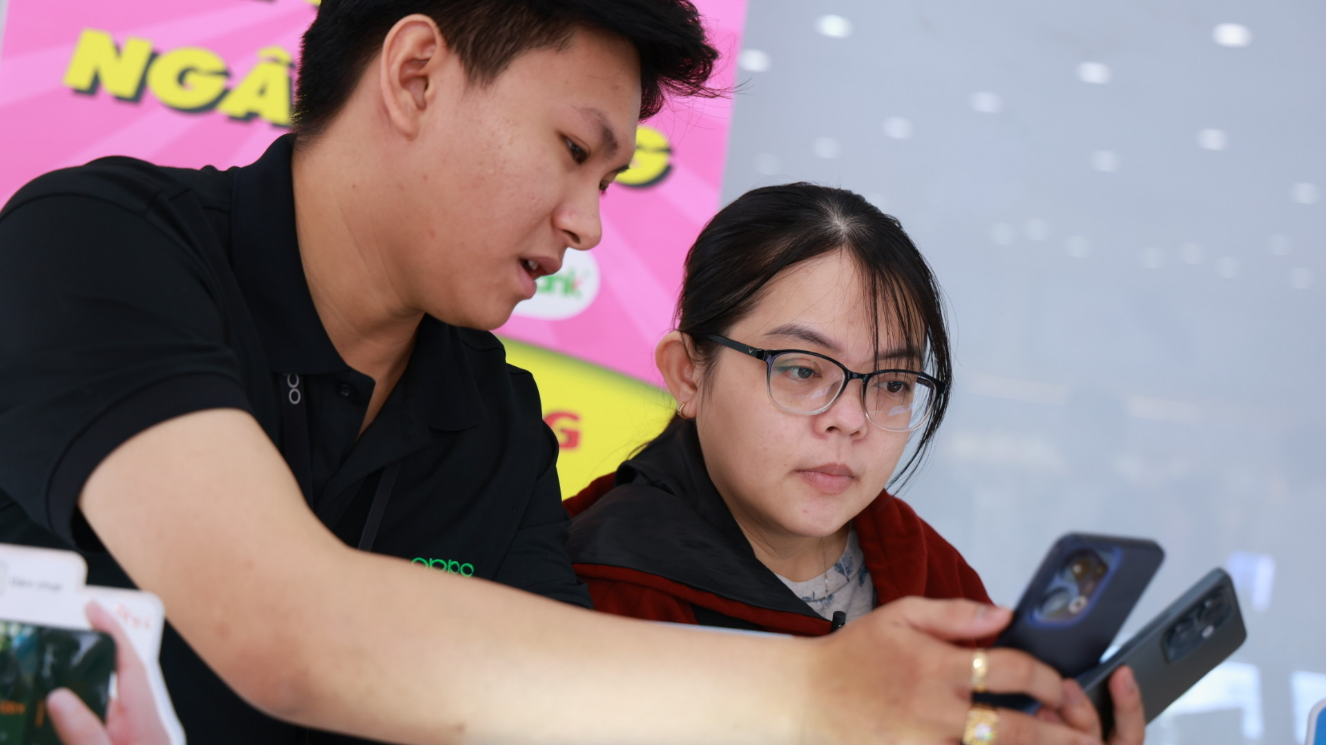 Những khách hàng đầu tiên được trên tay trải nghiệm siêu phẩm OPPO Reno13 Series.