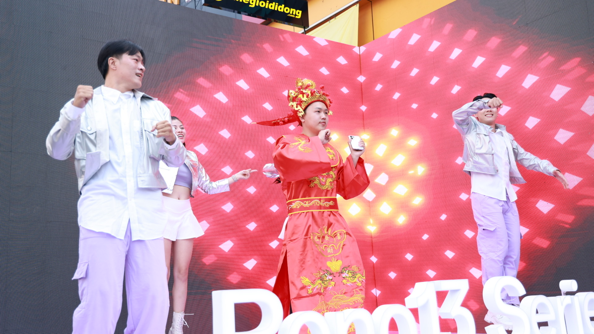 Tiết mục văn nghệ sôi động và đầy năng lượng tại sự kiện mở bán và giao hàng OPPO Reno13 Series. 