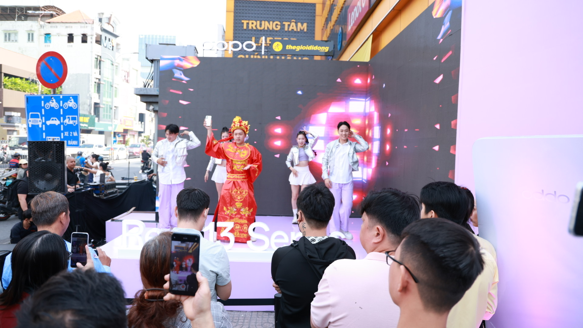 Tiết mục văn nghệ sôi động và đầy năng lượng tại sự kiện mở bán và giao hàng OPPO Reno13 Series. 