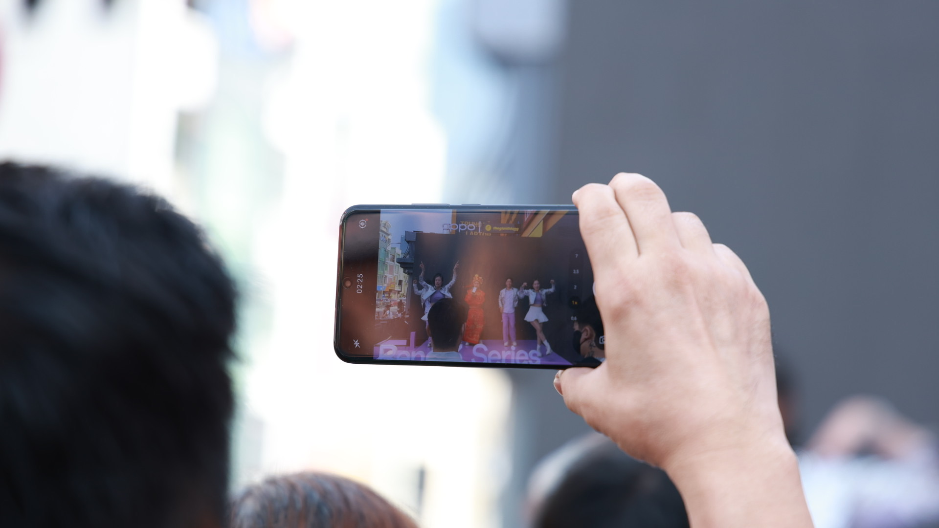 Không khí sôi động và vui vẻ tràn ngập không gian tổ chức sự kiện.