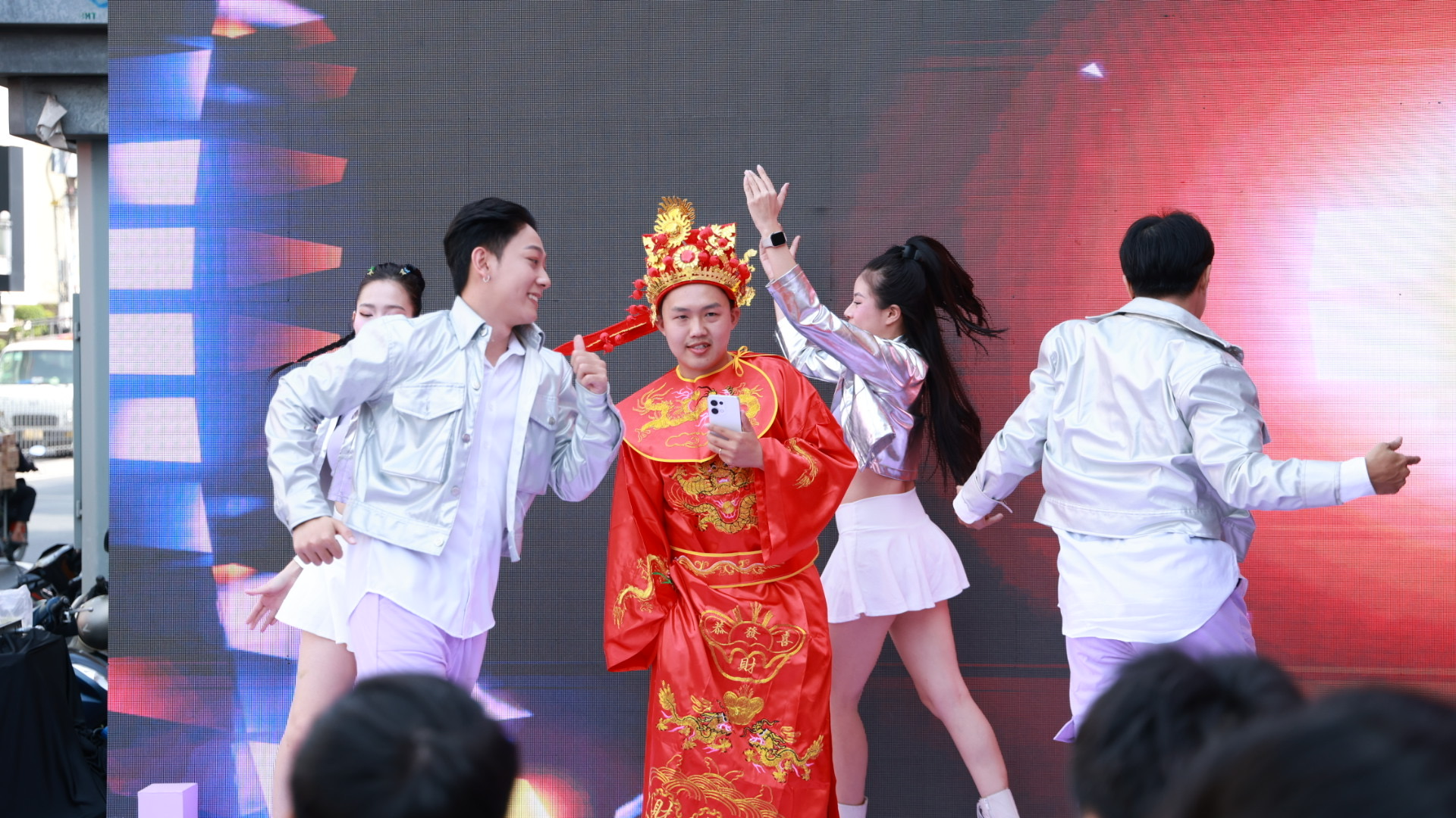 Không khí sôi động và vui vẻ tràn ngập không gian tổ chức sự kiện.