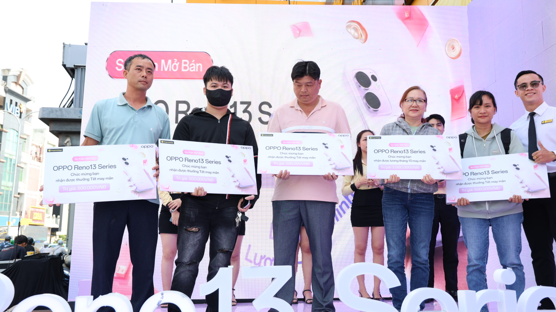 Thế Giới Di Động xin chúc mừng những khách hàng may mắn đã trúng những phần quà vô cùng giá trị.