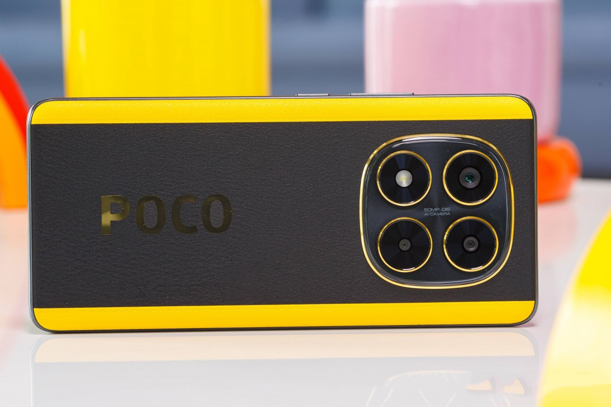 POCO X7 được thiết kế mặt lưng bo cong cùng tông màu bắt mắt. Nguồn: GSMArena.
