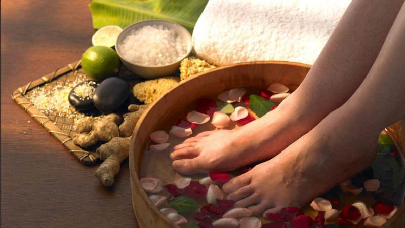 Bạn có thể kết hợp nhiều loại thảo dược và ủ trong nước khoảng 15 - 30 phút trước khi ngâm