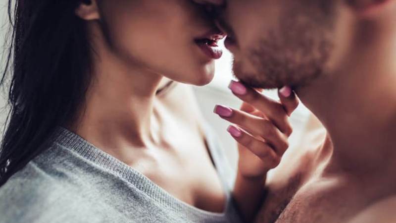 Hôn môi là phương tiện gia tăng sự kích thích và thúc đẩy mối quan hệ gắn bó của cặp đôi 