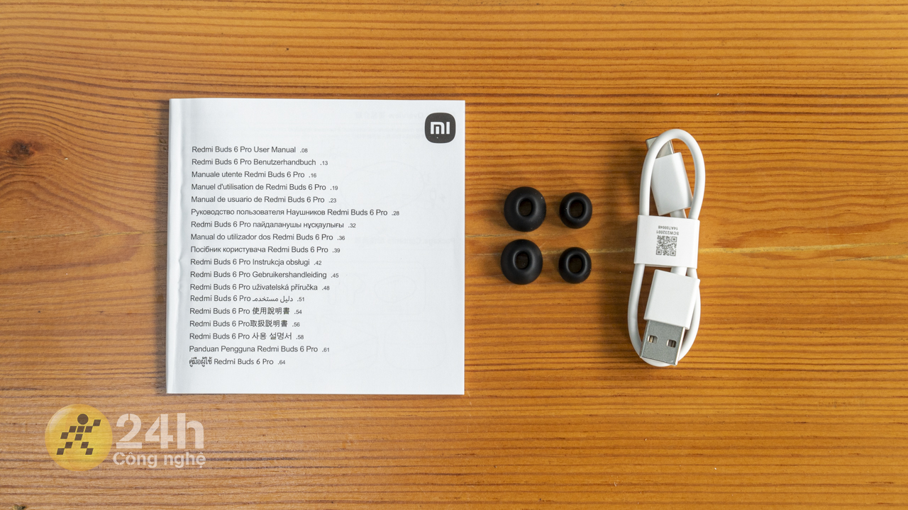 Bên trong hộp đựng Redmi Buds 6 Pro chứa đầy đủ những món phụ kiện cần thiết.