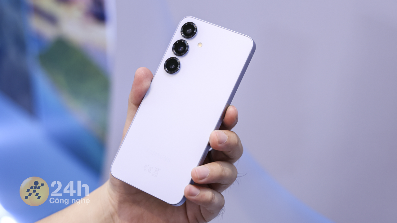 Galaxy S25 sở hữu thiết kế nhỏ gọn, nhẹ mang lại trải nghiệm cầm nắm thoải mái. Galaxy S25 sở hữu thiết kế nhỏ gọn, nhẹ mang lại trải nghiệm cầm nắm thoải mái.