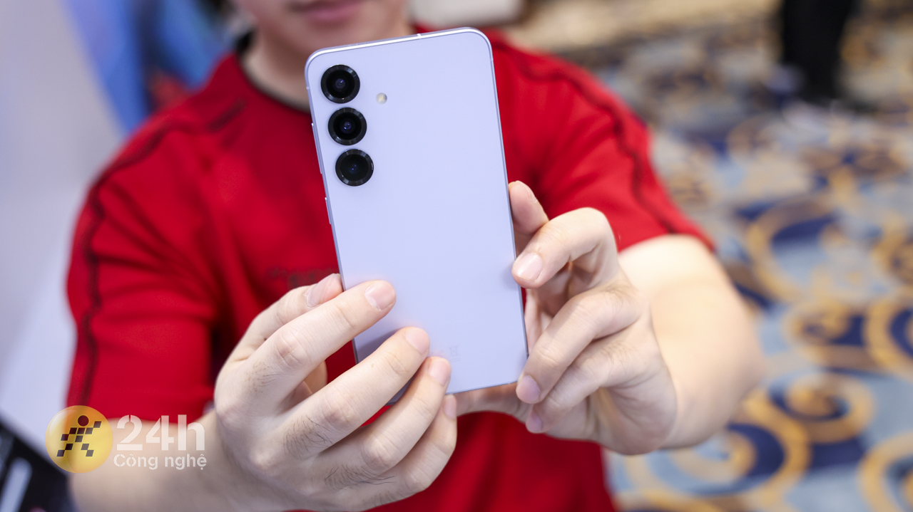 Thiết bị có thể mang lại trải nghiệm sử dụng lâu dài cho người dùng với viên pin 4.000 mAh. Thiết bị có thể mang lại trải nghiệm sử dụng lâu dài cho người dùng với viên pin 4.000 mAh.
