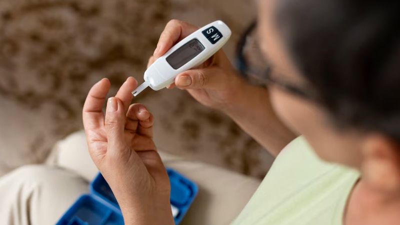 Hoa thiên lý giúp hỗ trợ quản lý đường huyết nhờ vào việc ức chế enzym α-glucosidase