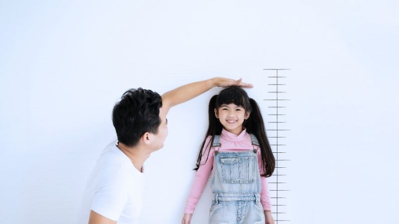 Chiết xuất từ hành lá giúp thúc đẩy sự phát triển của xương, hỗ trợ tăng chiều cao ở trẻ