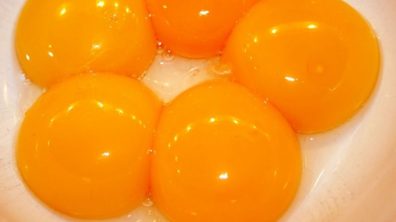 Một lòng đỏ trứng có kích thước tiêu chuẩn cung cấp 55 calo