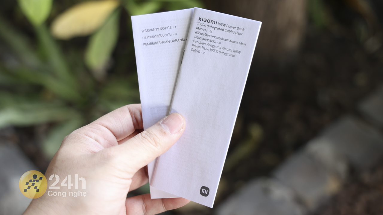 Bên trong hộp đựng ngoài pin dự phòng thì còn có sách hướng dẫn sử dụng. Bên trong hộp đựng ngoài pin dự phòng thì còn có sách hướng dẫn sử dụng.