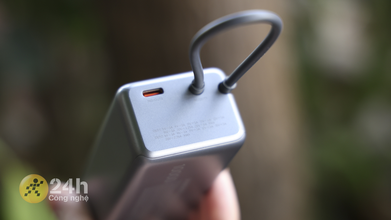 Cạnh đỉnh pin dự phòng xiaomi 165 w 10.000 mah được trang bị cổng sạc USB-C. Cạnh đỉnh pin dự phòng xiaomi 165 w 10.000 mah được trang bị cổng sạc USB-C.