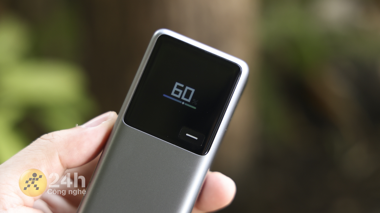 Mặt chính diện pin dự phòng Xiaomi 165 W 10.000 mAh được thiết kế màn hình cùng nút bấm vật lý. Mặt chính diện pin dự phòng Xiaomi 165 W 10.000 mAh được thiết kế màn hình cùng nút bấm vật lý.