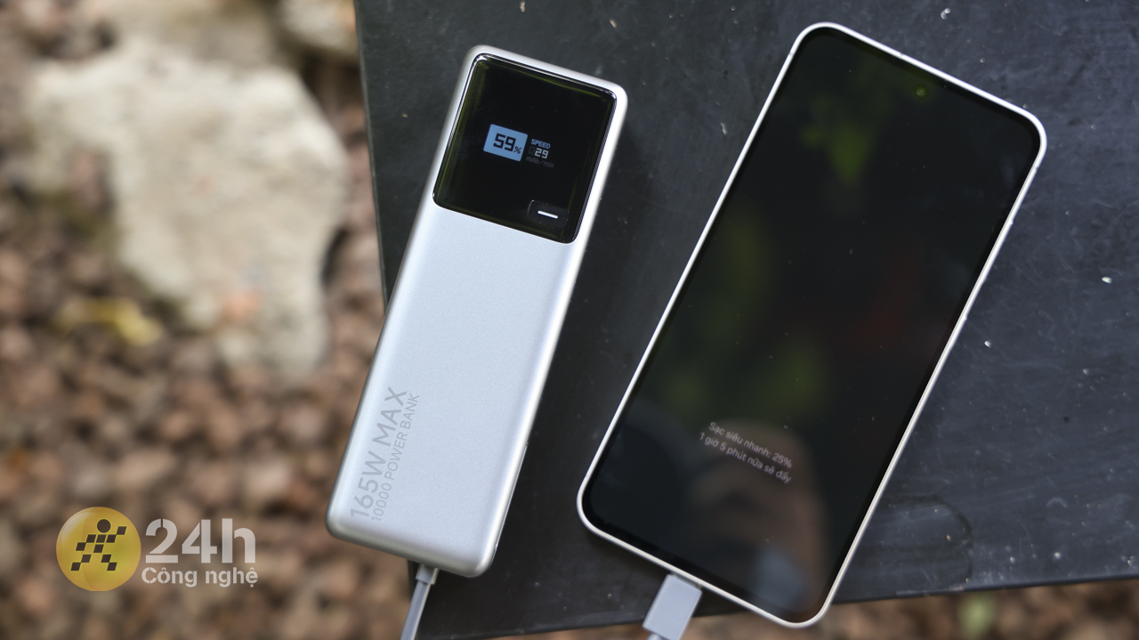 Pin dự phòng xiaomi 165 w 10.000 mah được trang bị dung lượng 10.00 mAh có thể sạc nhiều lần cho smartphone của bạn. Pin dự phòng xiaomi 165 w 10.000 mah được trang bị dung lượng 10.00 mAh có thể sạc nhiều lần cho smartphone của bạn.