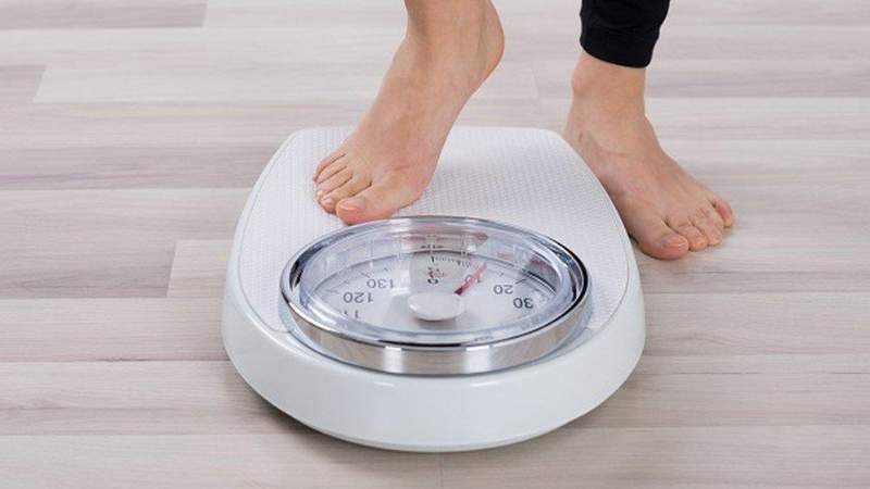 Tiêu thụ trà lá xoài giúp tăng hoạt động chống oxy hóa, giảm tích tụ mỡ bụng