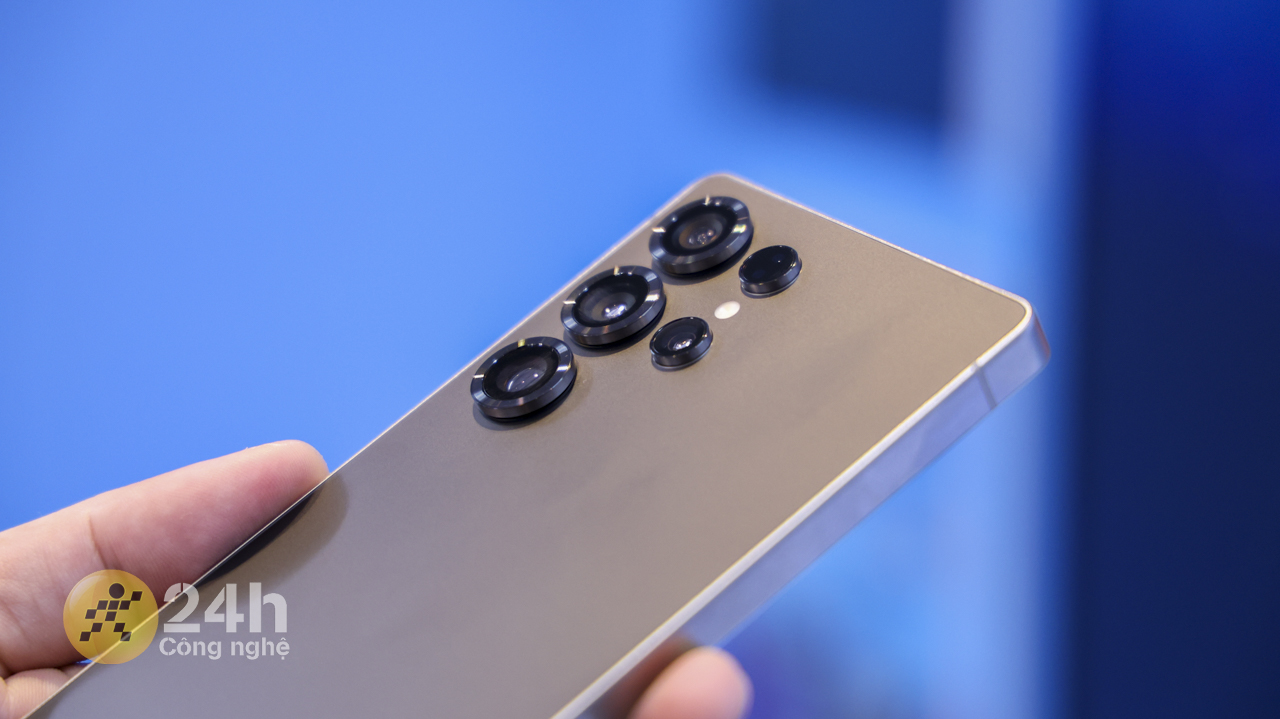 Các góc máy lẫn phần mép cạnh viền Galaxy S25 Ultra mang lại trải nghiệm cầm nắm tốt hơn cho người dùng.