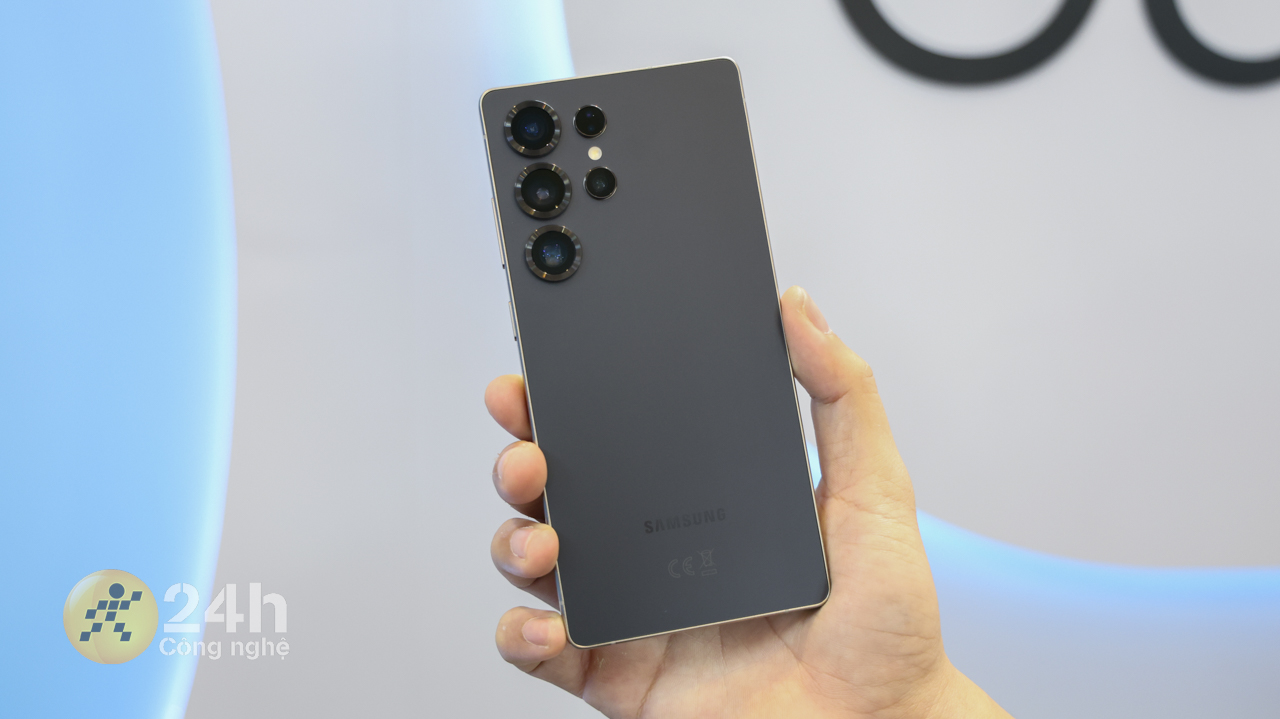Galaxy S25 Ultra còn mỏng và nhẹ hơn so với tiền nhiệm.