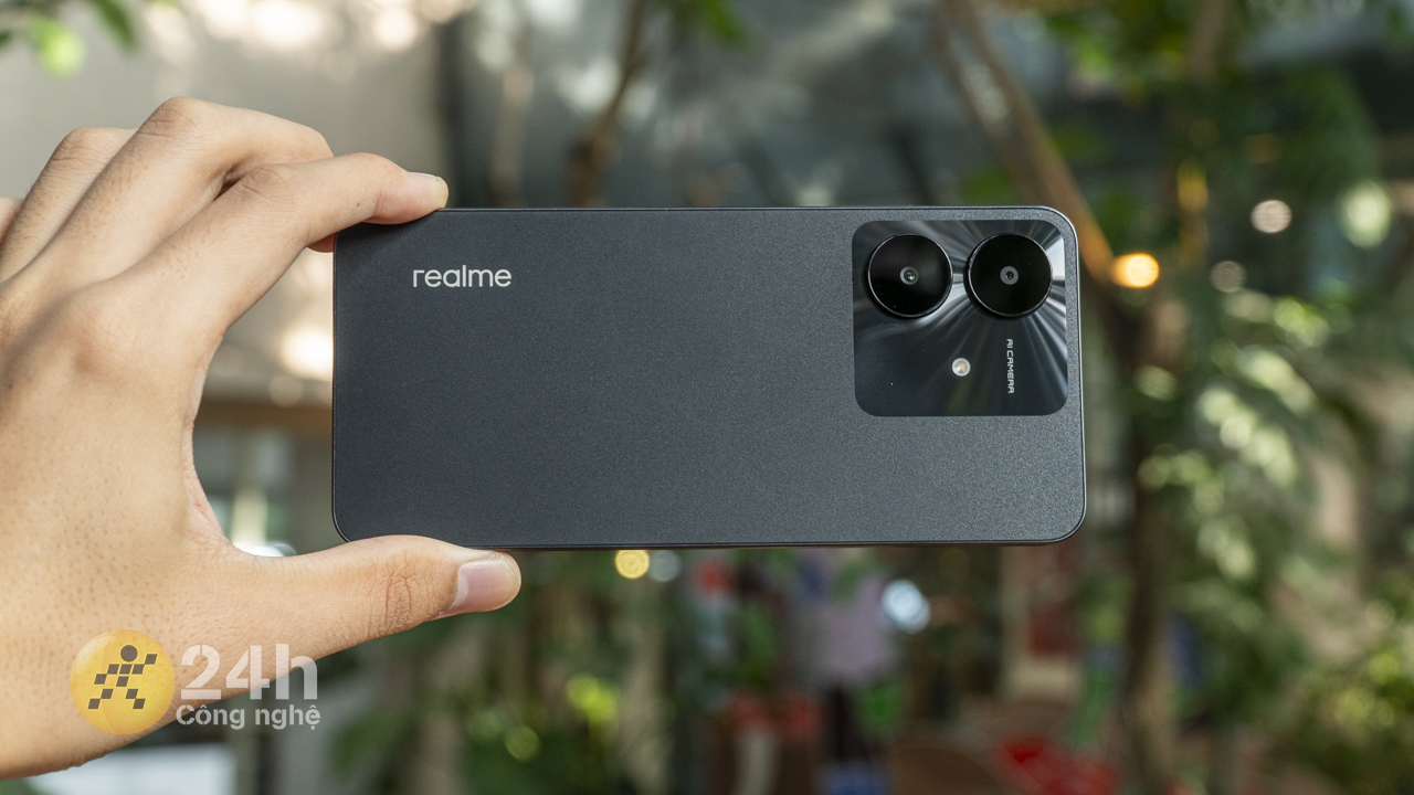 Mặt lưng realme Note 60x được trang bị mặt lưng phẳng cùng cụm camera lồi.