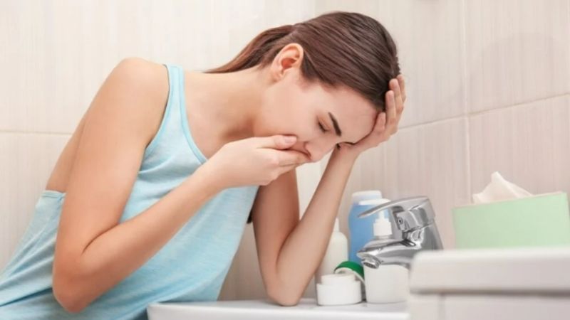 Thuốc đỏ có thể gây buồn nôn, nôn mửa, đau bụng do việc hấp thụ một lượng thủy ngân vượt mức cho phép