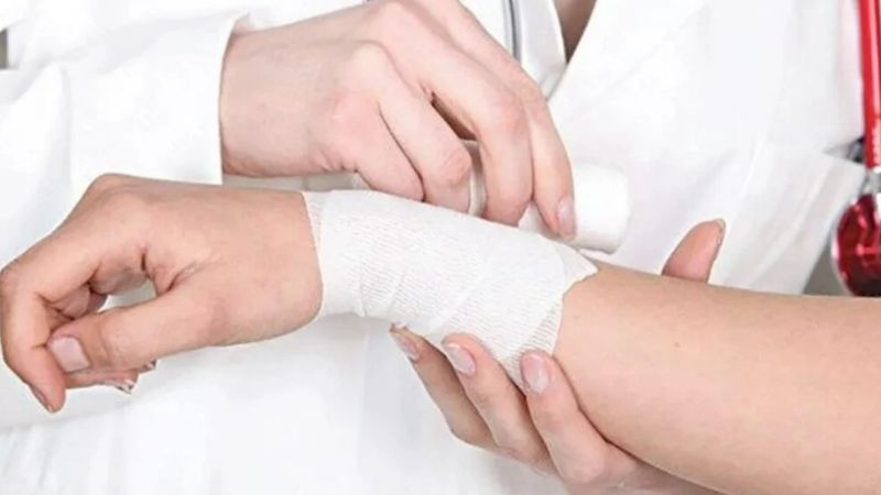 Với các vết thương lớn, sử dụng gạc sạch để băng kín sau khi đã sát trùng