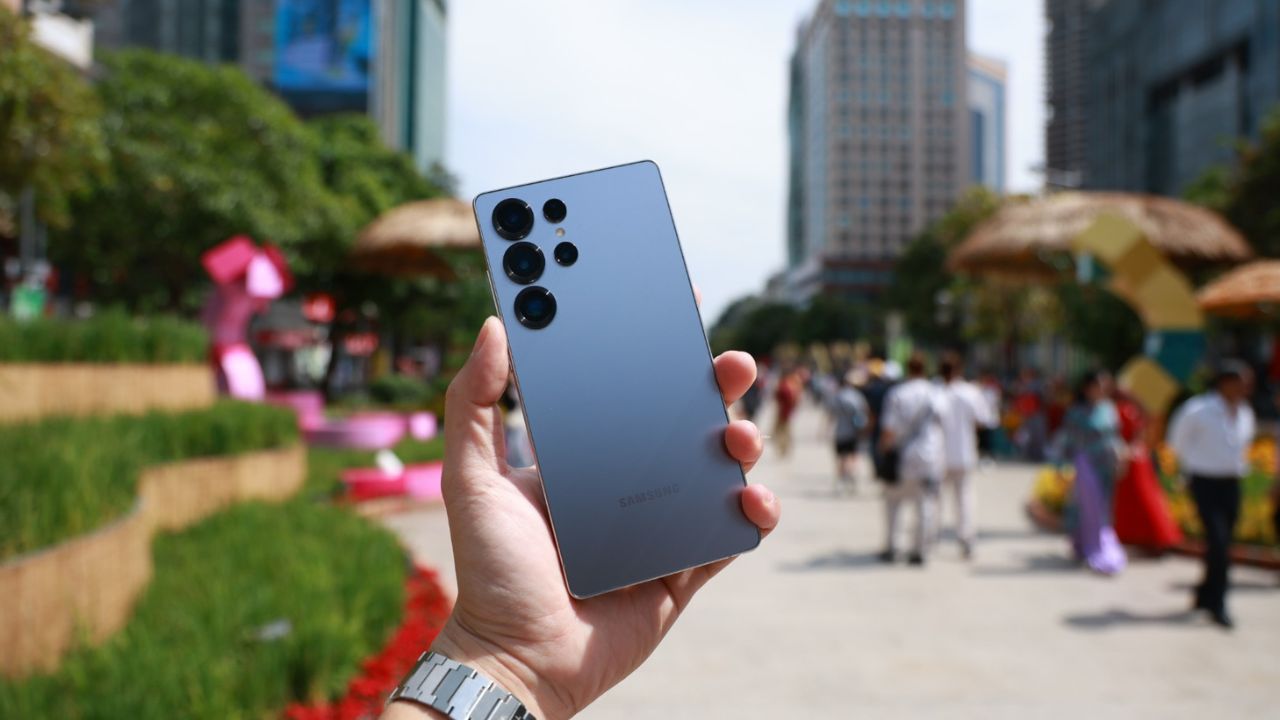 Bắt trọn cái Tết rực rỡ cùng Samsung Galaxy S25 Ultra với camera AI