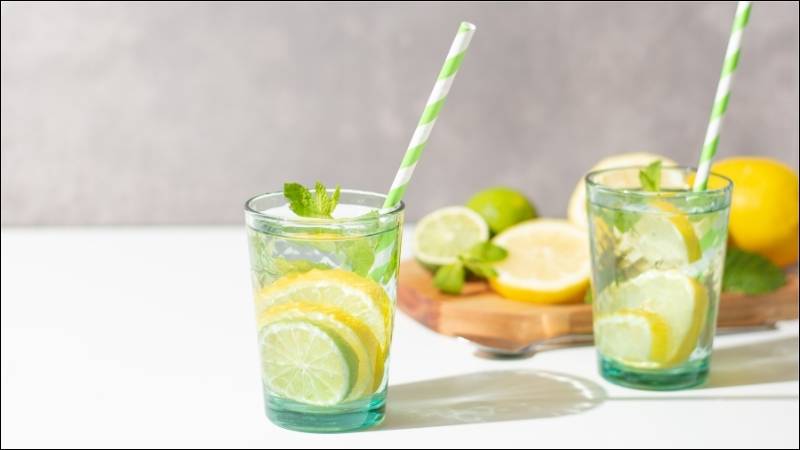 Nên uống nước chanh ấm bằng ống hút để bảo vệ men răng