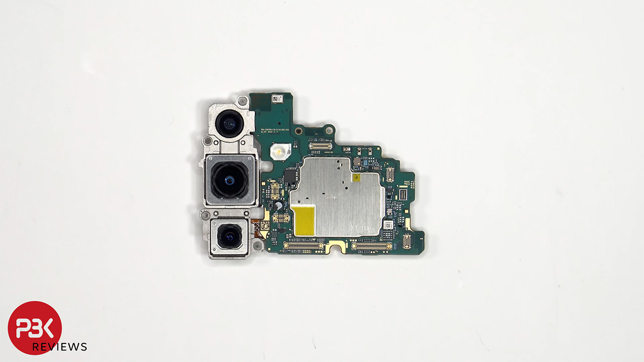 Bo mạch chính của Galaxy S25 Plus với cụm ba camera sau. Bo mạch chính của Galaxy S25 Plus với cụm ba camera sau.