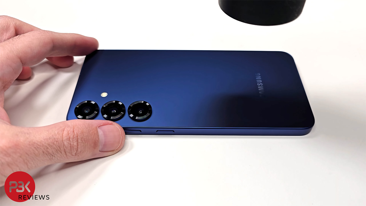 Mặt lưng của Galaxy S25 Plus cần được hơ nóng và sử dụng cốc hút để tách mặt lưng ra khỏi máy. Mặt lưng của Galaxy S25 Plus cần được hơ nóng và sử dụng cốc hút để tách mặt lưng ra khỏi máy.