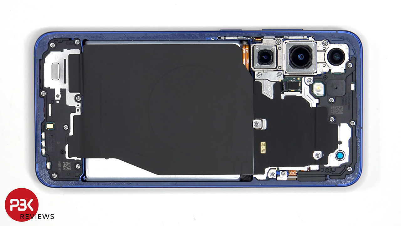 Mặt lưng của Galaxy S25 Plus và toàn bộ linh kiện bên trong. Mặt lưng của Galaxy S25 Plus và toàn bộ linh kiện bên trong.
