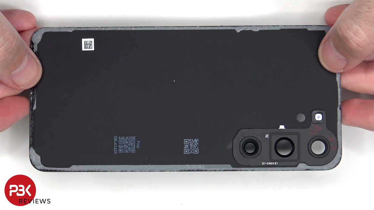 Mặt lưng của Galaxy S25 Plus và toàn bộ linh kiện bên trong. Mặt lưng của Galaxy S25 Plus và toàn bộ linh kiện bên trong.