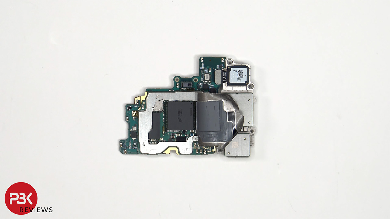 Mặt sau của bo mạch chính là nơi đặt các cảm biến của Galaxy S25 Plus. Mặt sau của bo mạch chính là nơi đặt các cảm biến của Galaxy S25 Plus.