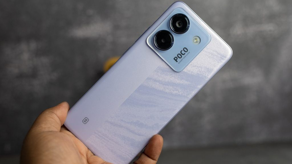 Mặt lưng POCO M7 Pro 5G được thiết kế bắt mắt cùng cụm camera lớn. Nguồn: Firstpost.