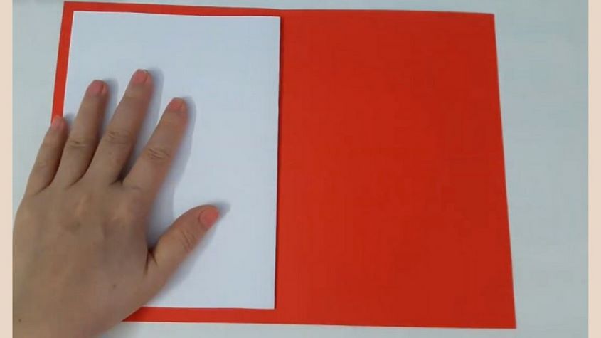 Gập đôi tờ bìa cứng để làm thiệp