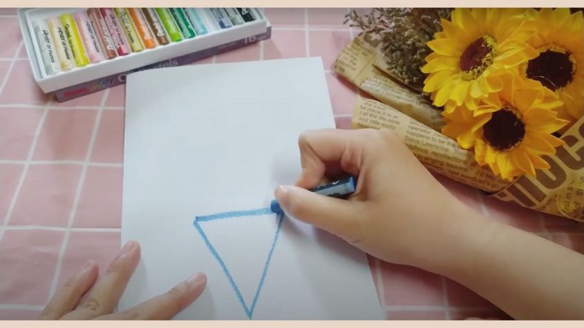 Vẽ hình tam giác bằng bút màu