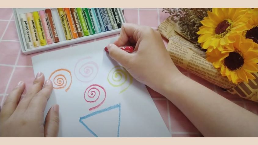 Vẽ hình bông hoa bằng các vòng tròn xoắn ốc