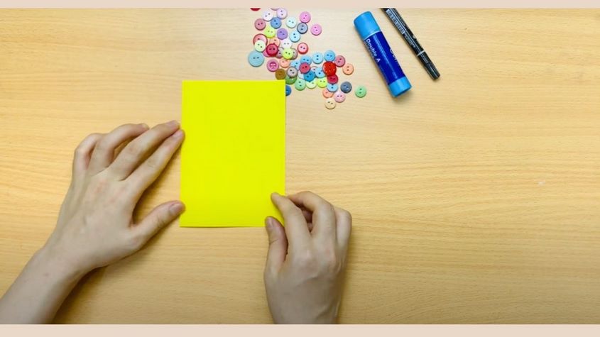 Gấp đôi bìa cứng lại theo kích thước tùy muốn