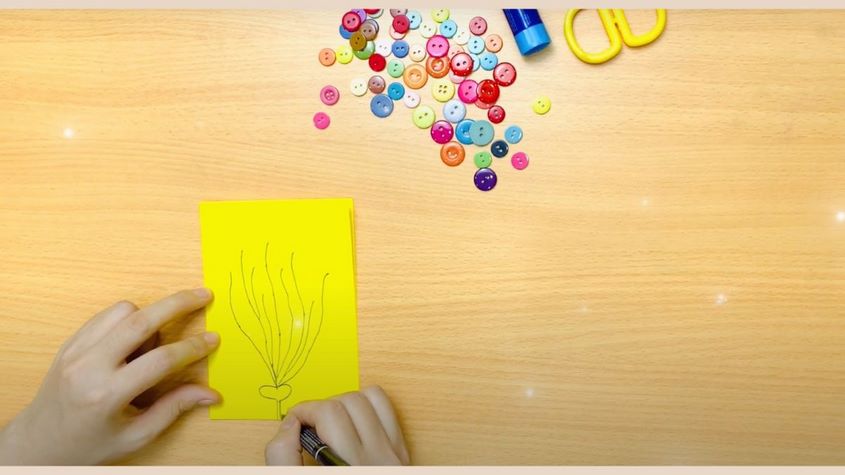 Dùng bút chì phác thảo hình vẽ ban đầu