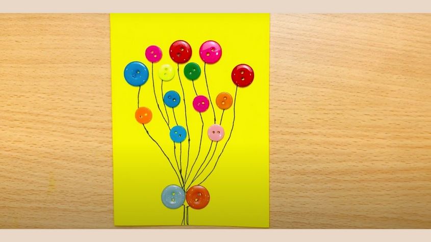 Dán các cúc áo vào vị trí phù hợp