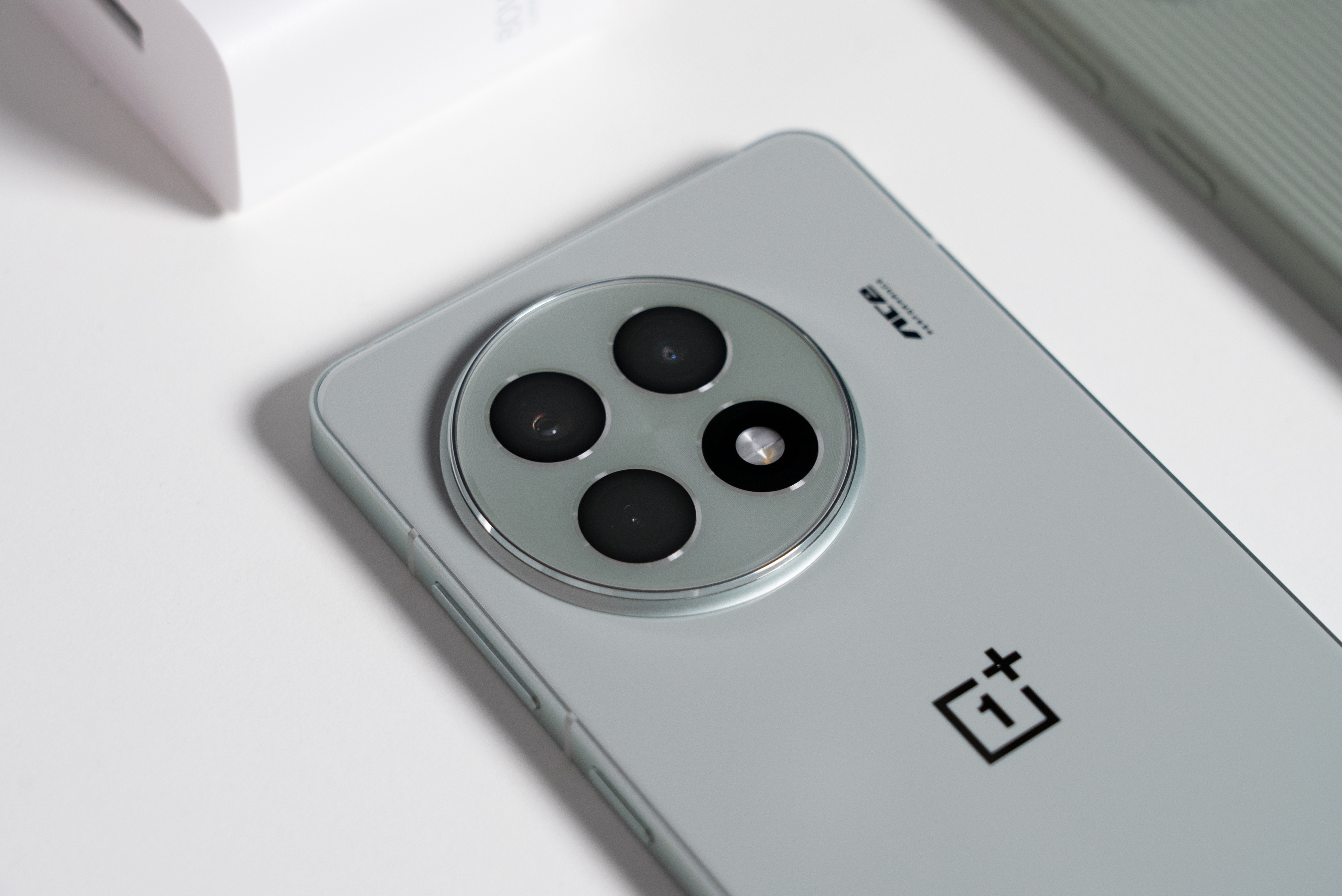 Mặt lưng OnePlus Ace 5 được thiết kế dạng phẳng với cụm camera tròn. Nguồn: Weibo.