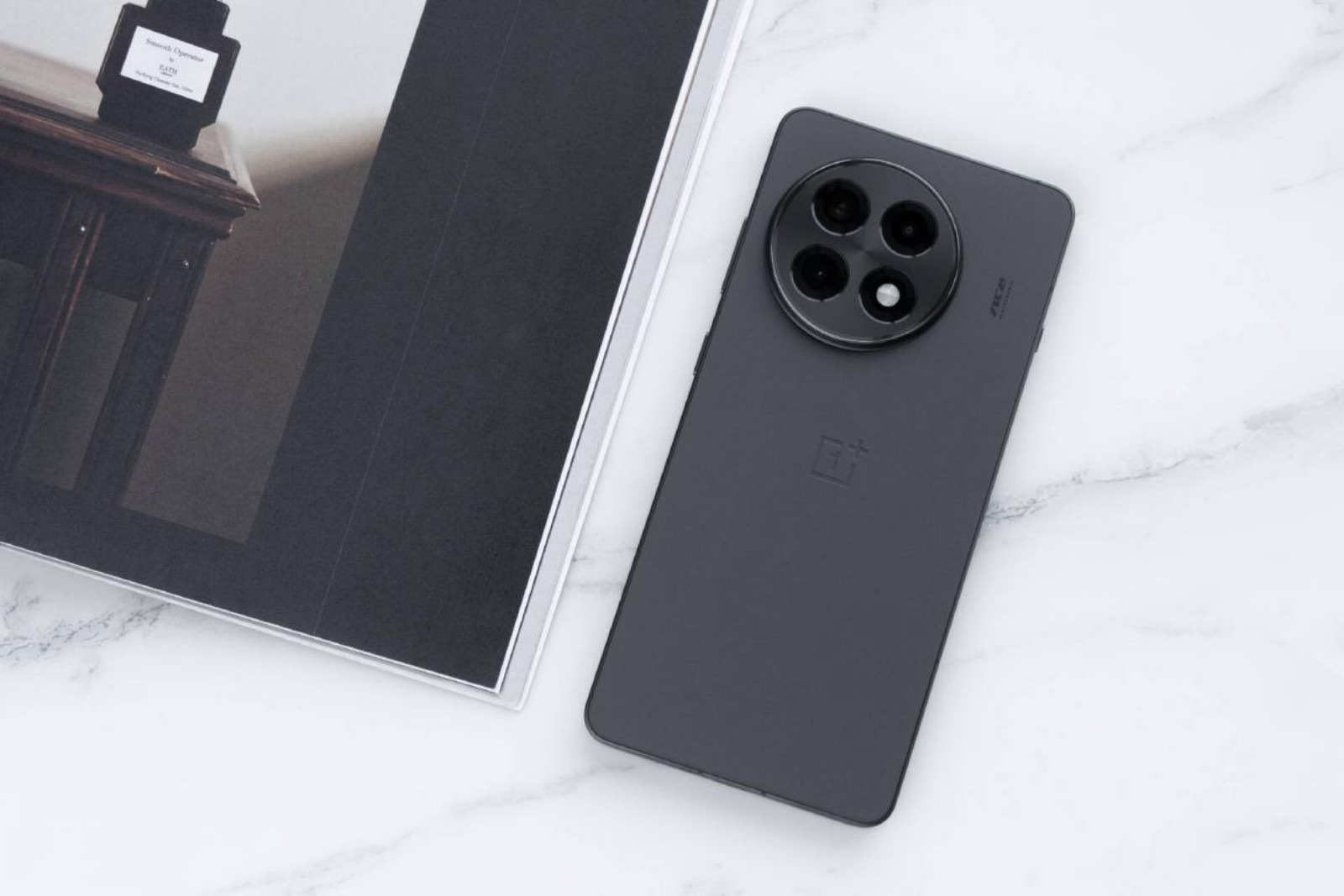 Mặt lưng OnePlus Ace 5 Pro được thiết kế dạng phẳng hài hoà. Nguồn: Vopmart.