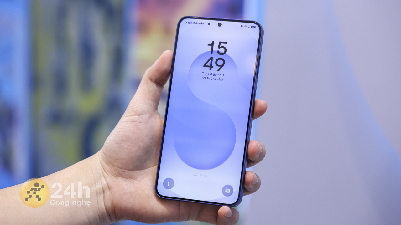 Mặt trước của Galaxy S25 Plus có thiết kế phẳng kết hợp cùng với viền bezel siêu mỏng. Mặt trước của Galaxy S25 Plus có thiết kế phẳng kết hợp cùng với viền bezel siêu mỏng.