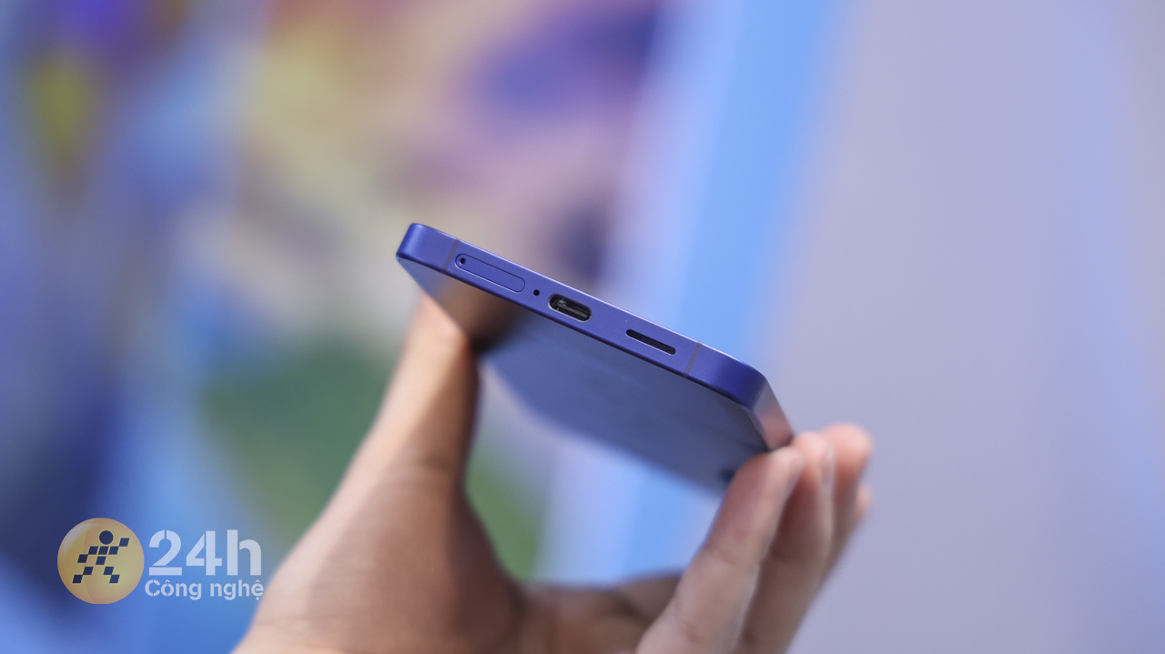 Cạnh dưới của Galaxy S25 Plus là nơi đặt cổng sạc USB Type-C, cụm loa chính, mic thoại và khay để sim. Cạnh dưới của Galaxy S25 Plus là nơi đặt cổng sạc USB Type-C, cụm loa chính, mic thoại và khay để sim.