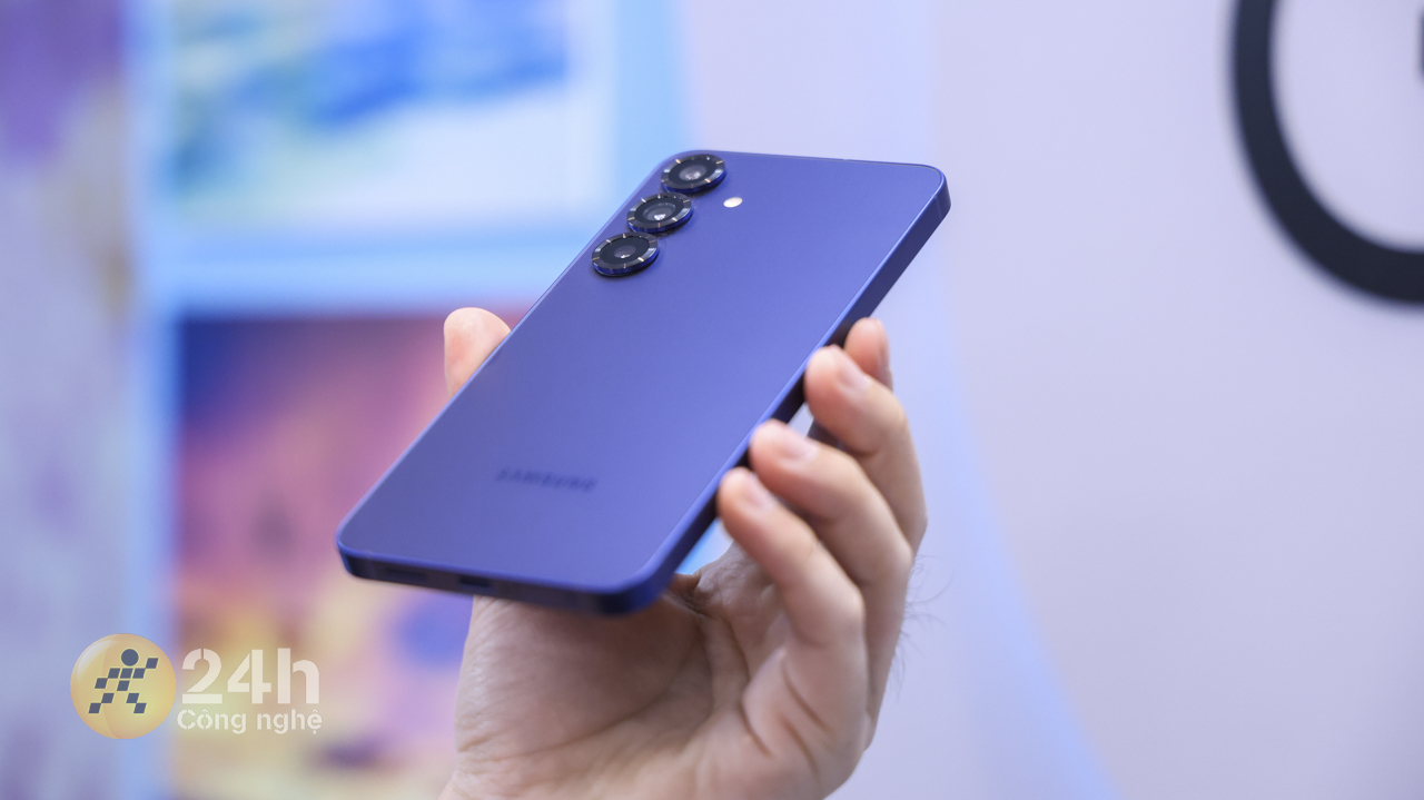 Mặt kính Gorilla Glass Victus 2 và khung nhôm Armor Aluminum mang đến sự chắc chắn cho Galaxy S25 Plus. Mặt kính Gorilla Glass Victus 2 và khung nhôm Armor Aluminum mang đến sự chắc chắn cho Galaxy S25 Plus.