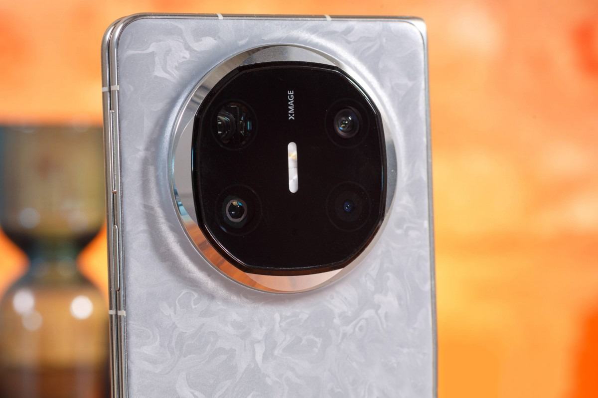 HUAWEI Mate X6 có thể làm tốt hơn nếu có thêm nhiều tuỳ chọn màu. Nguồn: GSMArena.